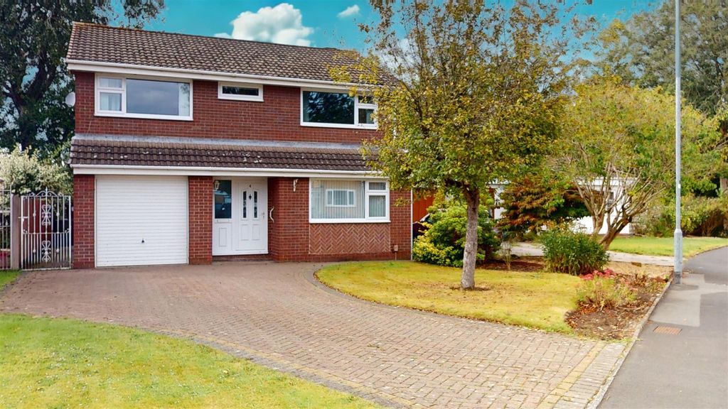 Property photo 3 of 34 Pinfold Drive Front