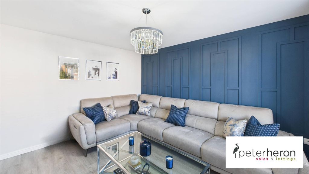 Property photo 3 of 37 Lounge