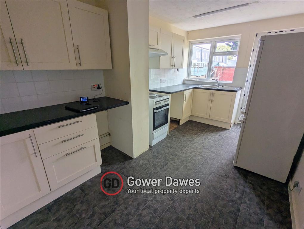 Property photo 2 of 12 Kitchen