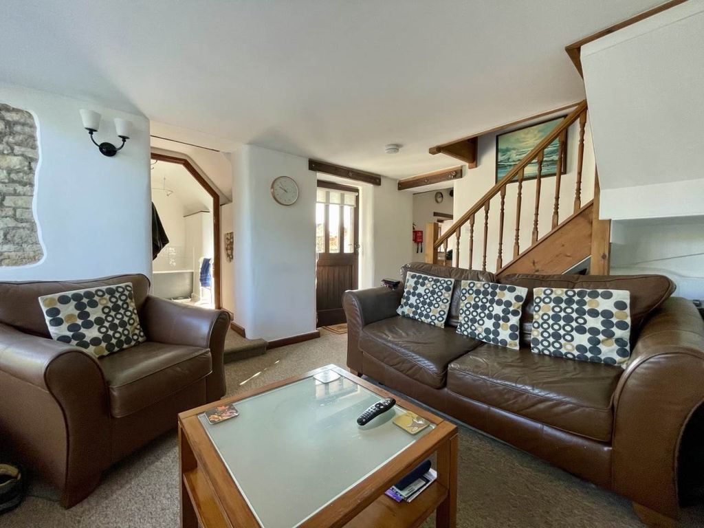 Property photo 2 of 12 Lounge