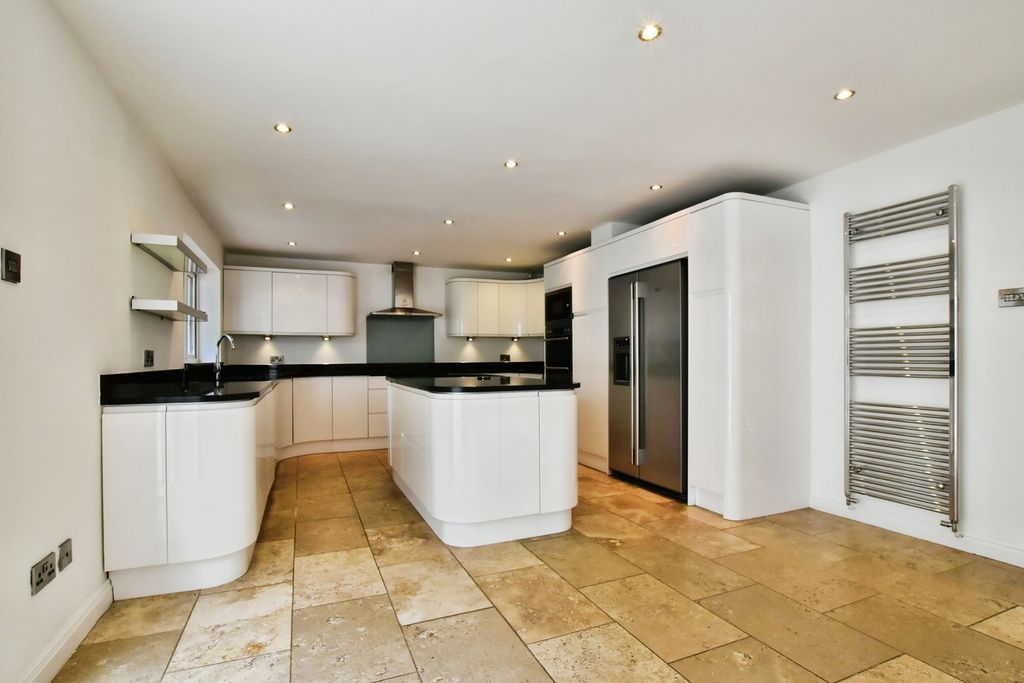 Property photo 2 of 18 Kitchen