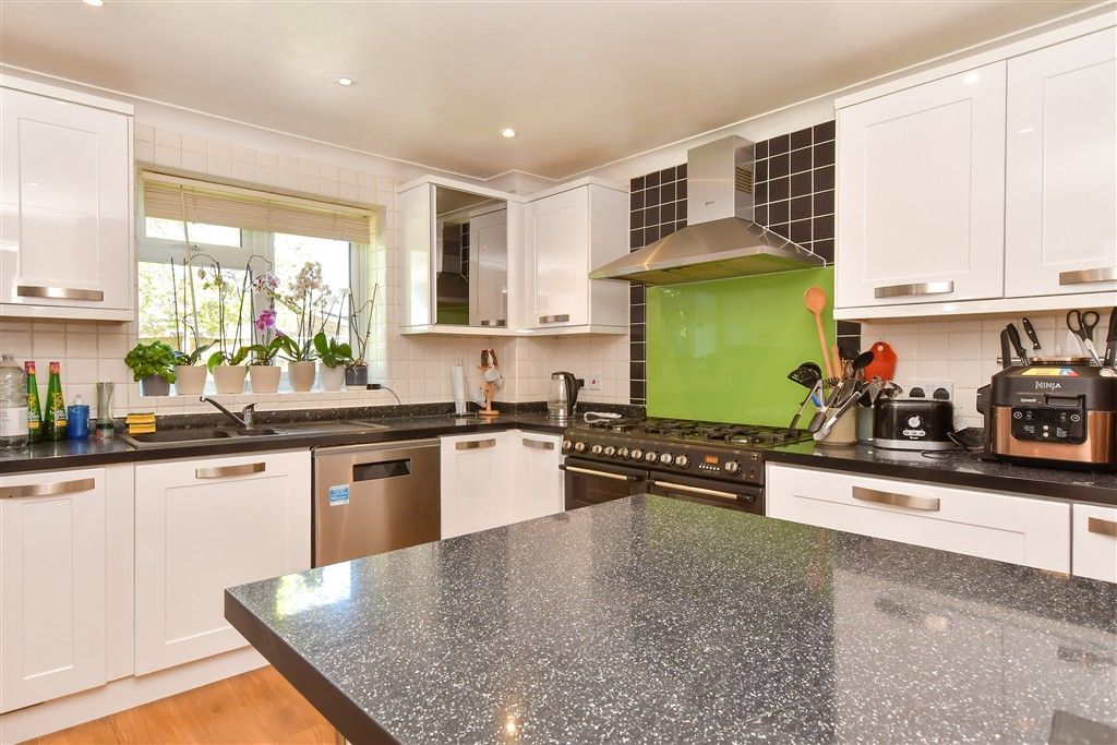 Property photo 3 of 16 Kitchen