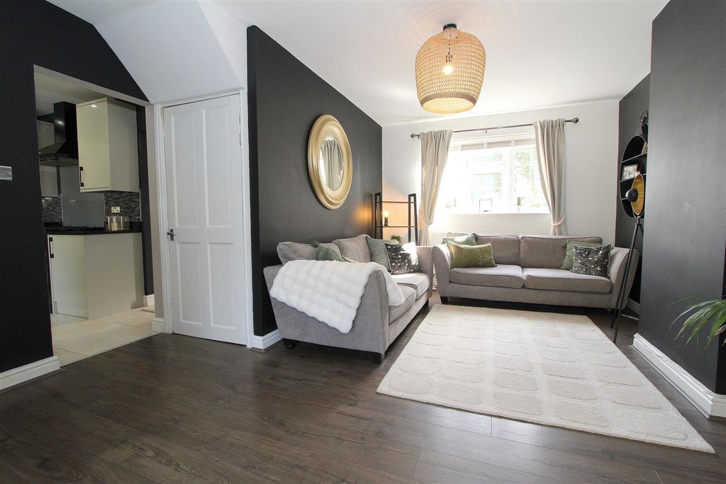 Property photo 3 of 21 Lounge c.Jpg