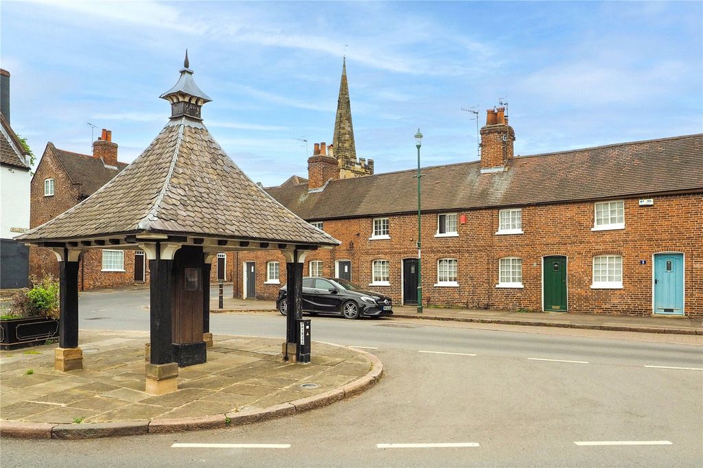 Property photo 1 of 15 The Square
