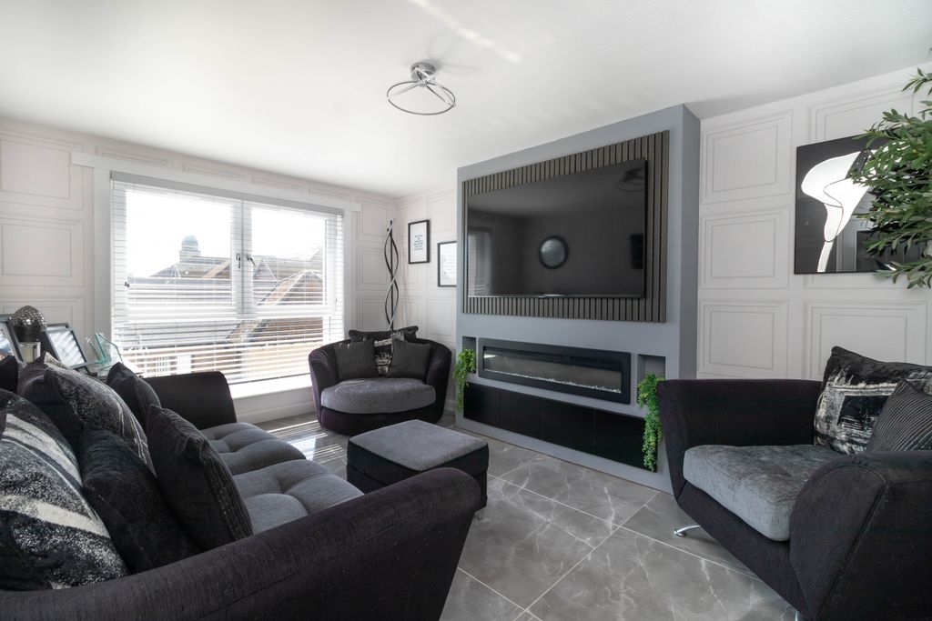 Property photo 2 of 23 Lounge