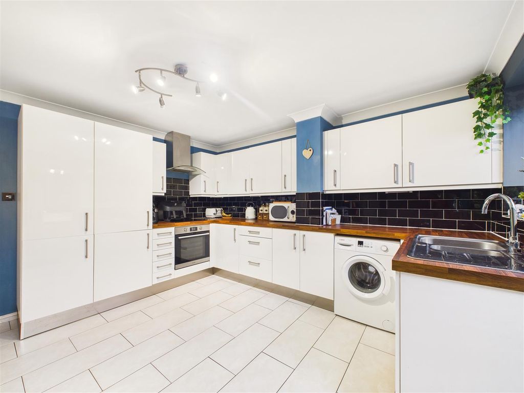 Property photo 3 of 12 Cam03303G0-Pr0302-Still003.Jpg