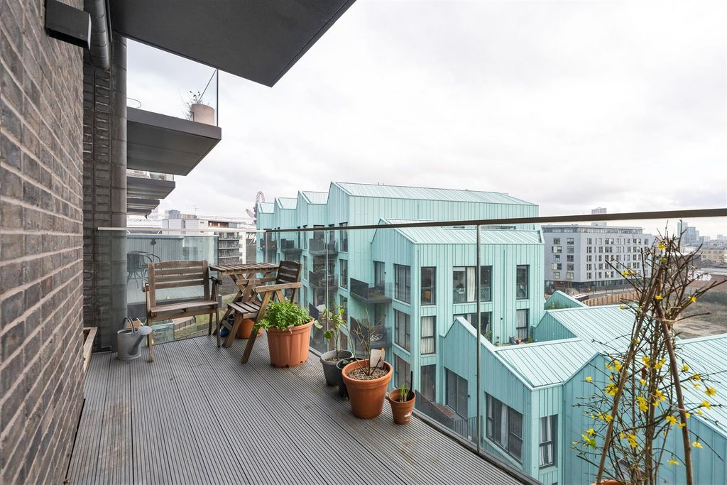 Property photo 2 of 30 Hart Yard, E3