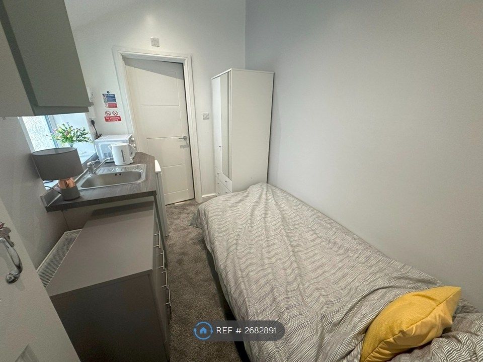 Property photo 1 of 5 Bedroom With Ensuite And Kitchenette