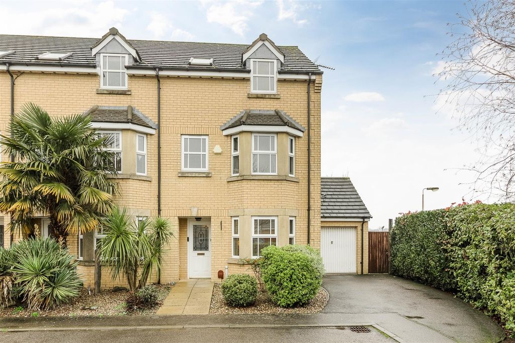 Property photo 1 of 15 Front Garden