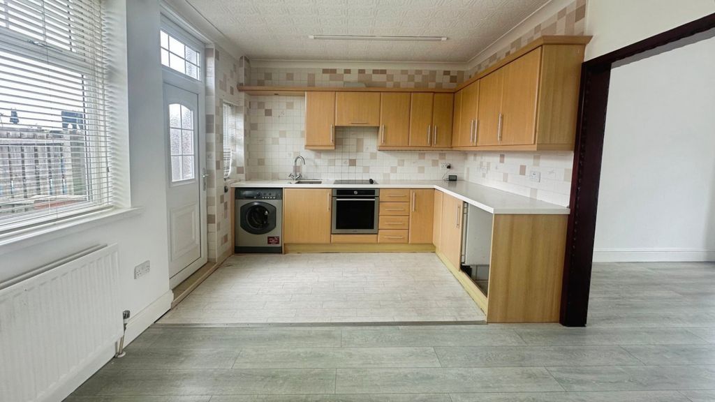 Property photo 3 of 9 Kitchen