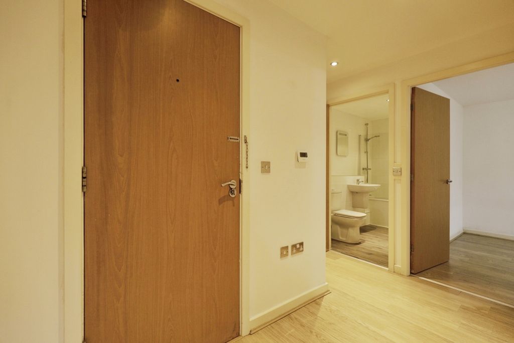 Property photo 2 of 9 Hallway