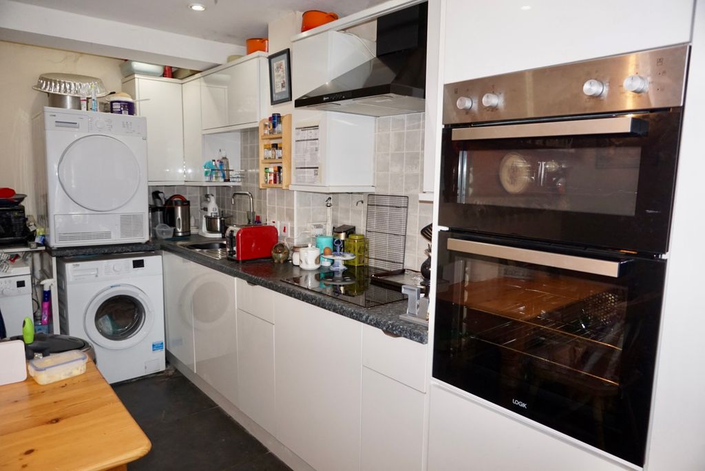 Property photo 3 of 11 Kitchen