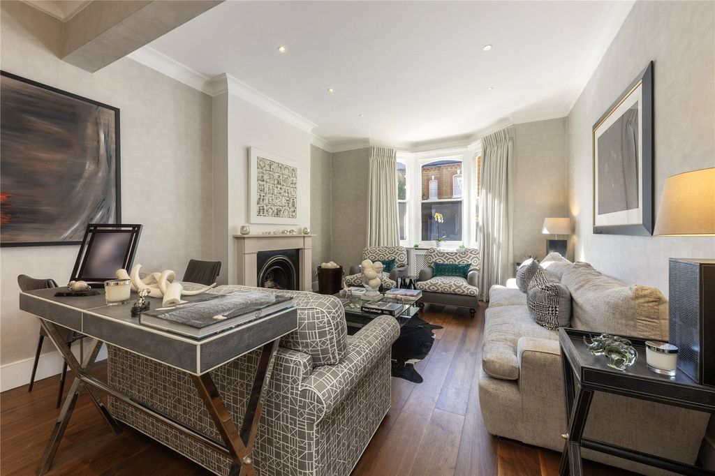 Property photo 2 of 12 Front Reception