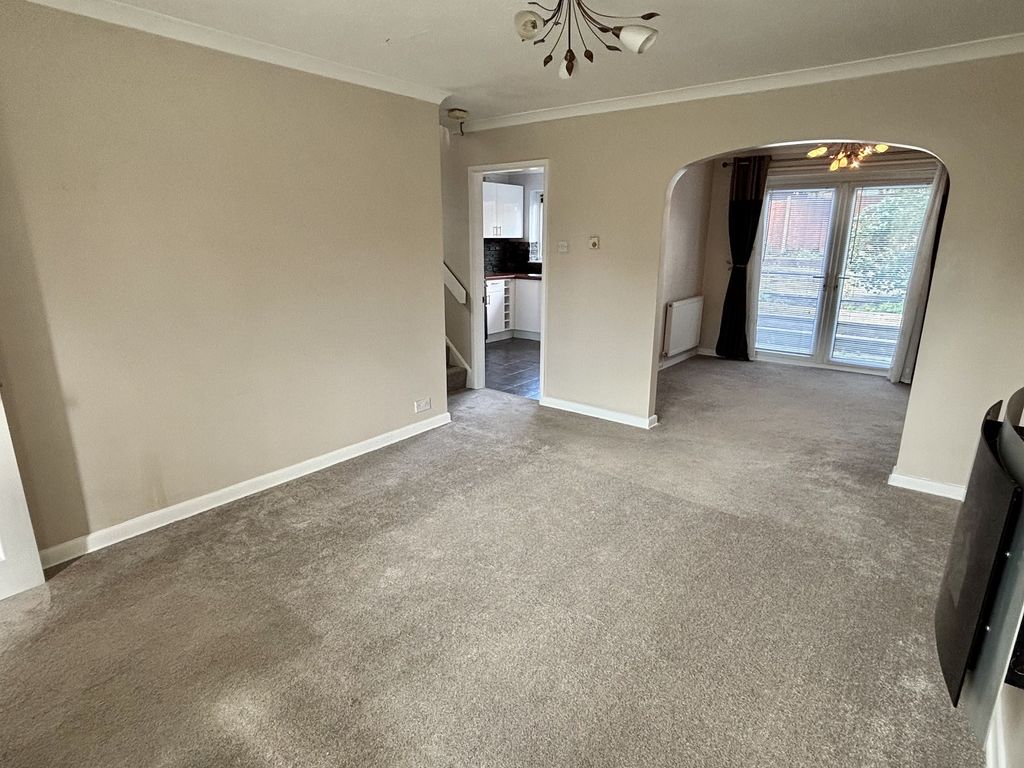 Property photo 3 of 11 Lounge