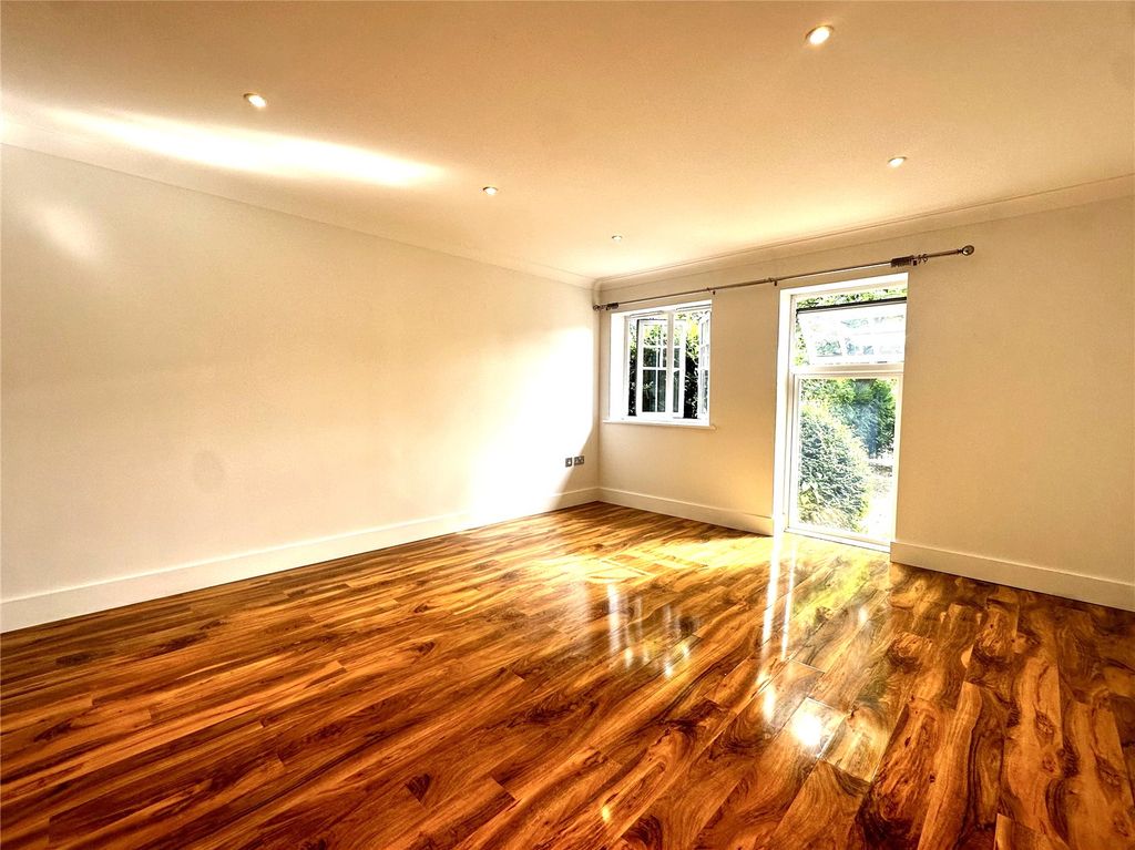 Property photo 1 of 14 Picture No. 12