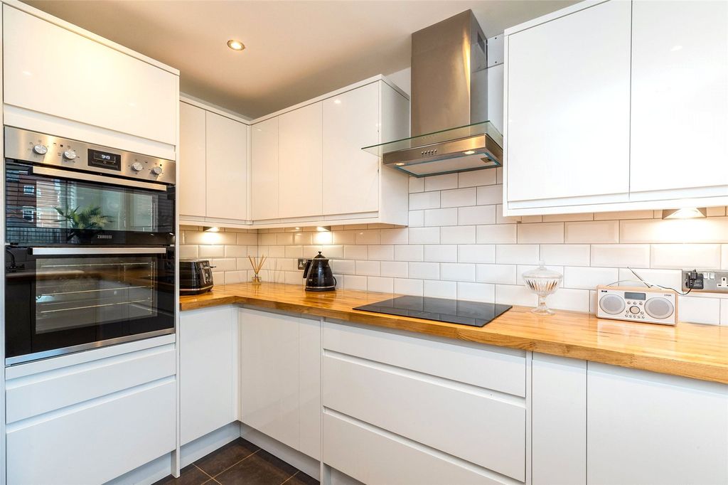 Property photo 3 of 18 Kitchen