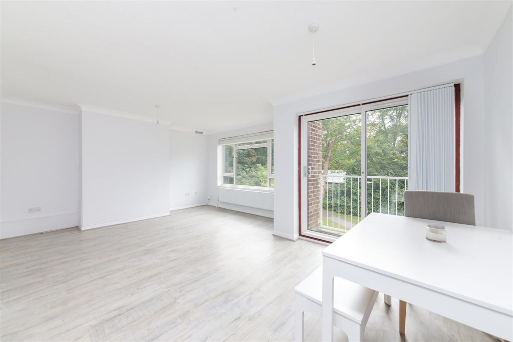 Property photo 2 of 17 Malcolm Way, E11