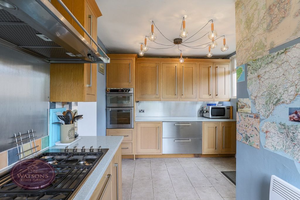 Property photo 3 of 32