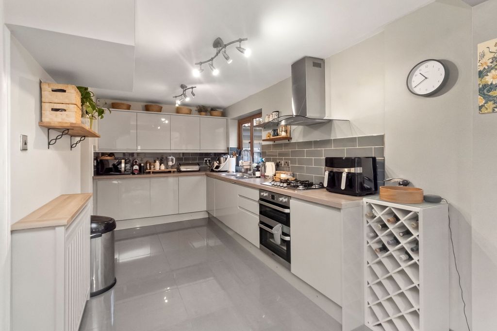 Property photo 3 of 31