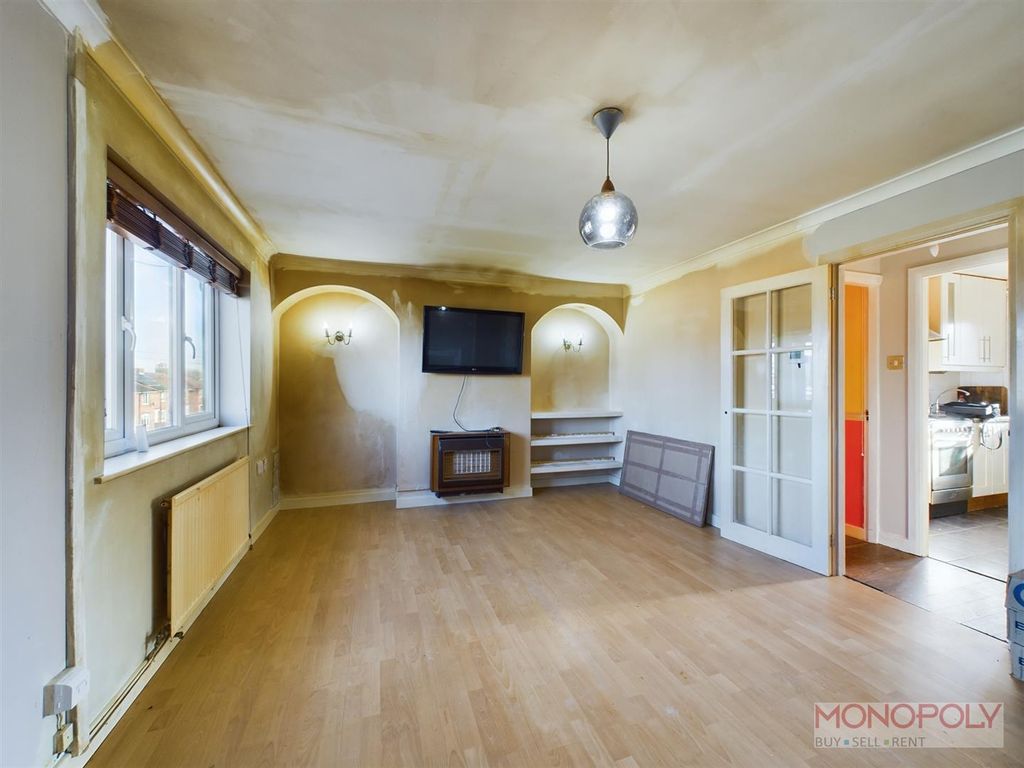 Property photo 3 of 6 Lounge