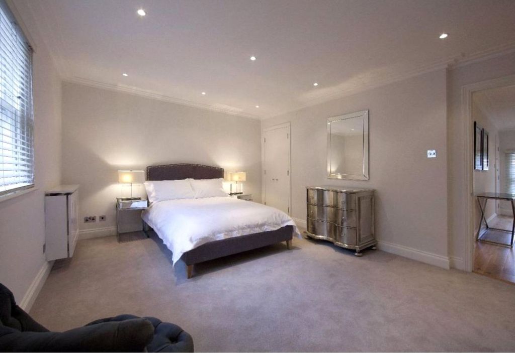 Property photo 3 of 6 Bedroom