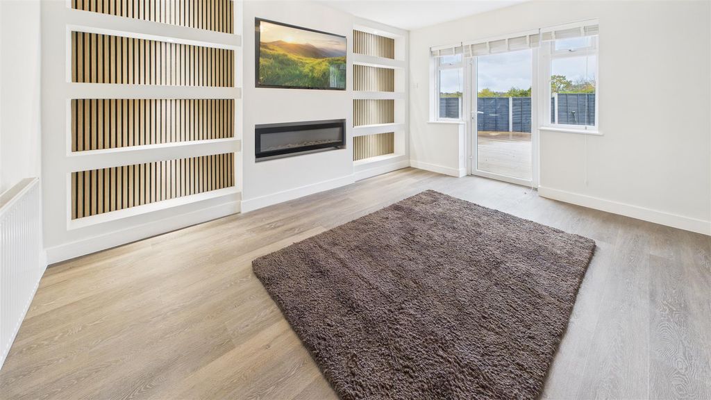 Property photo 3 of 17 Lounge.Jpg