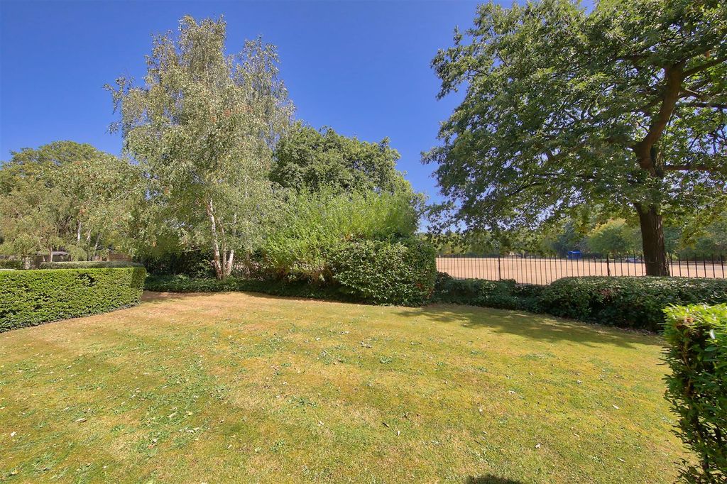 Property photo 2 of 13 21_Peartree_Avenue_Image2_16583_4 Copy.Jpg