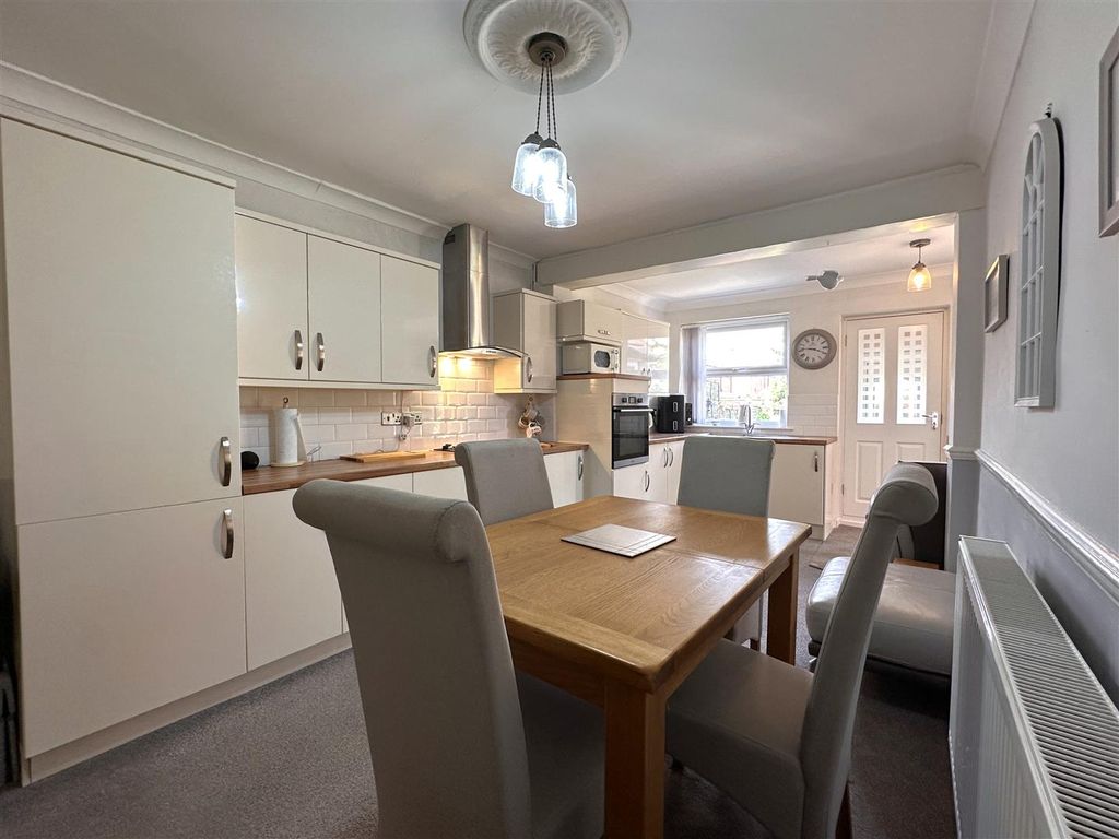 Property photo 2 of 22 Spacious Dining Kitchen 875
