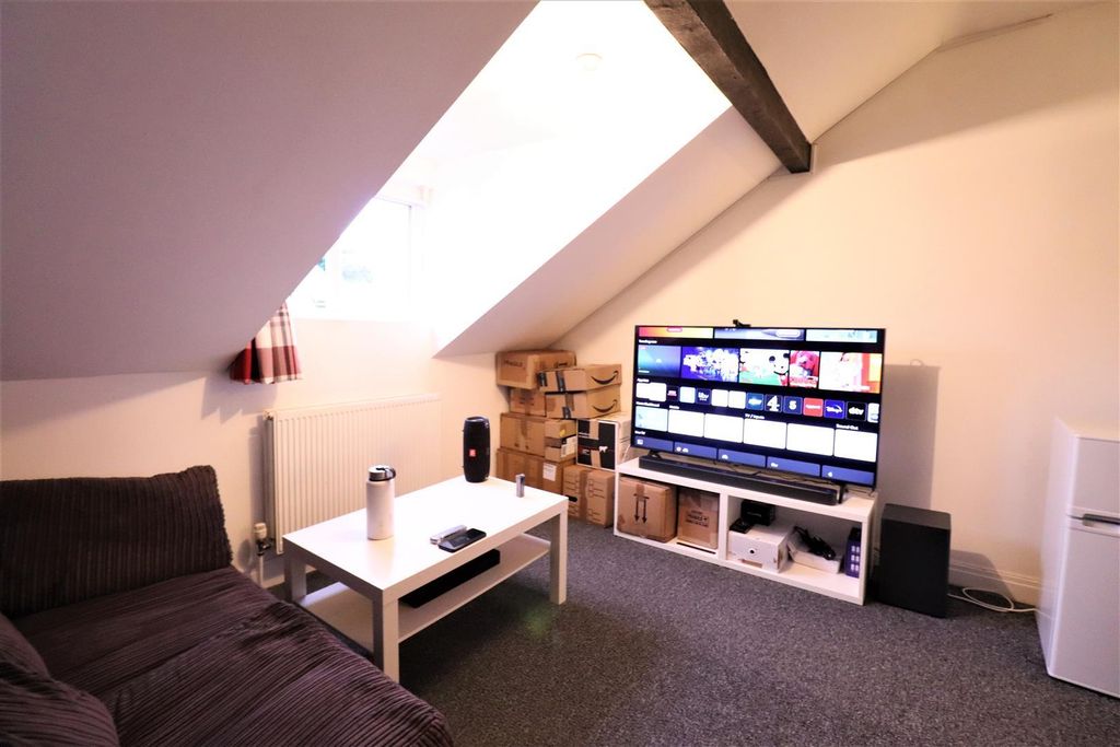 Property photo 3 of 34 Room 5