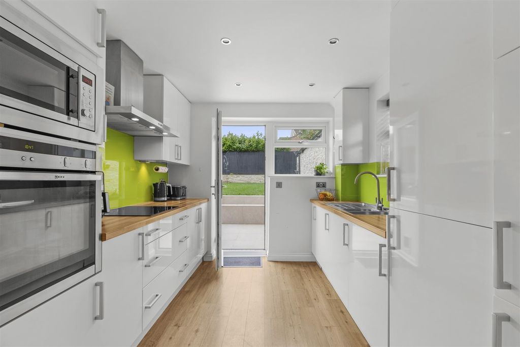 Property photo 3 of 17 4 Queen Street, Hp14 3Bw-7.Jpg