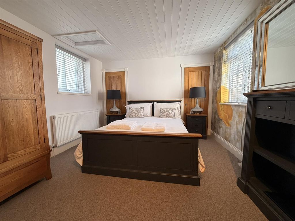 Property photo 3 of 5 Bedroom