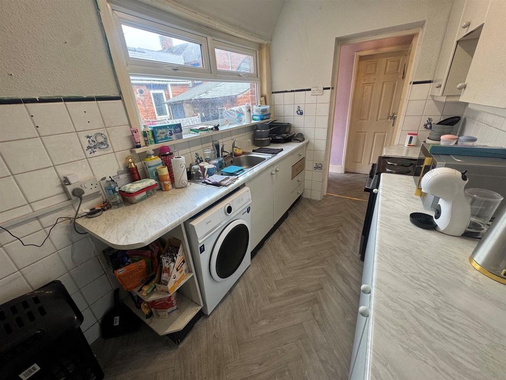 Property photo 3 of 10 Kitchen.Jpg
