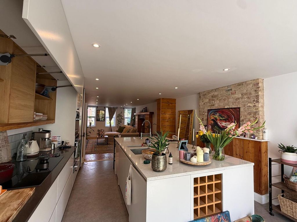 Property photo 3 of 11 Kitchen