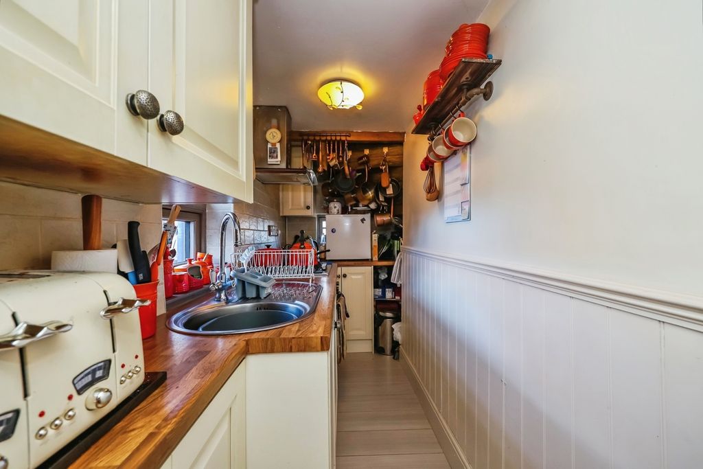 Property photo 3 of 12 Kitchen