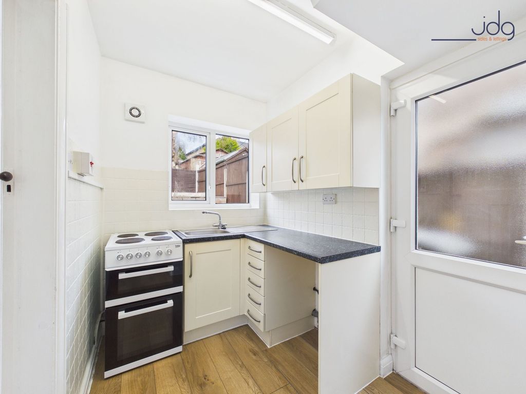 Property photo 3 of 8 Kitchen