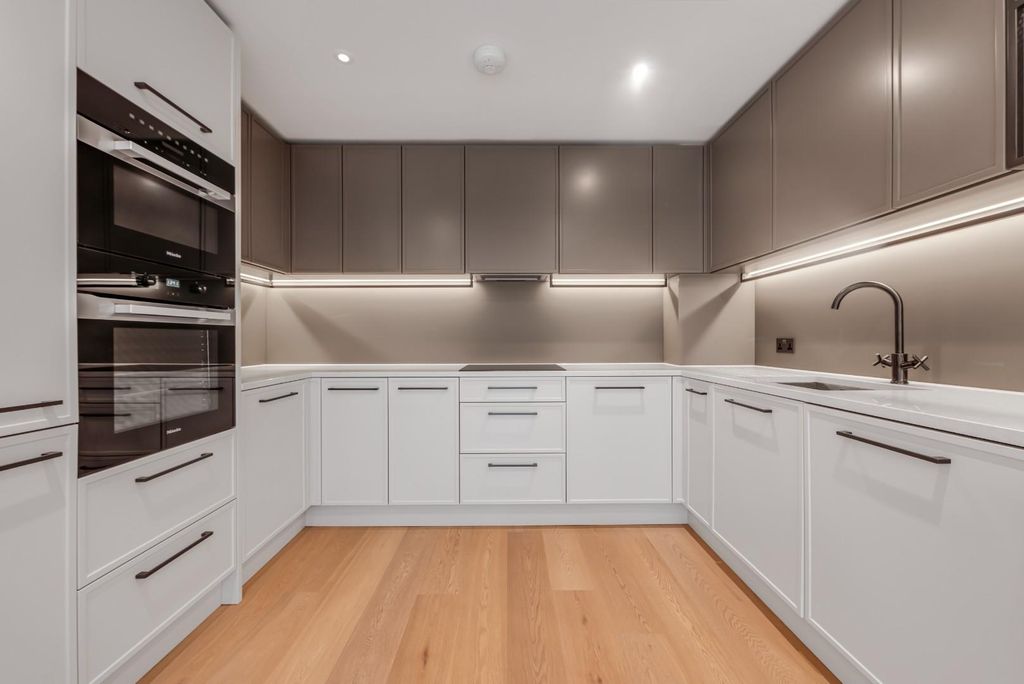 Property photo 3 of 19 Kitchen