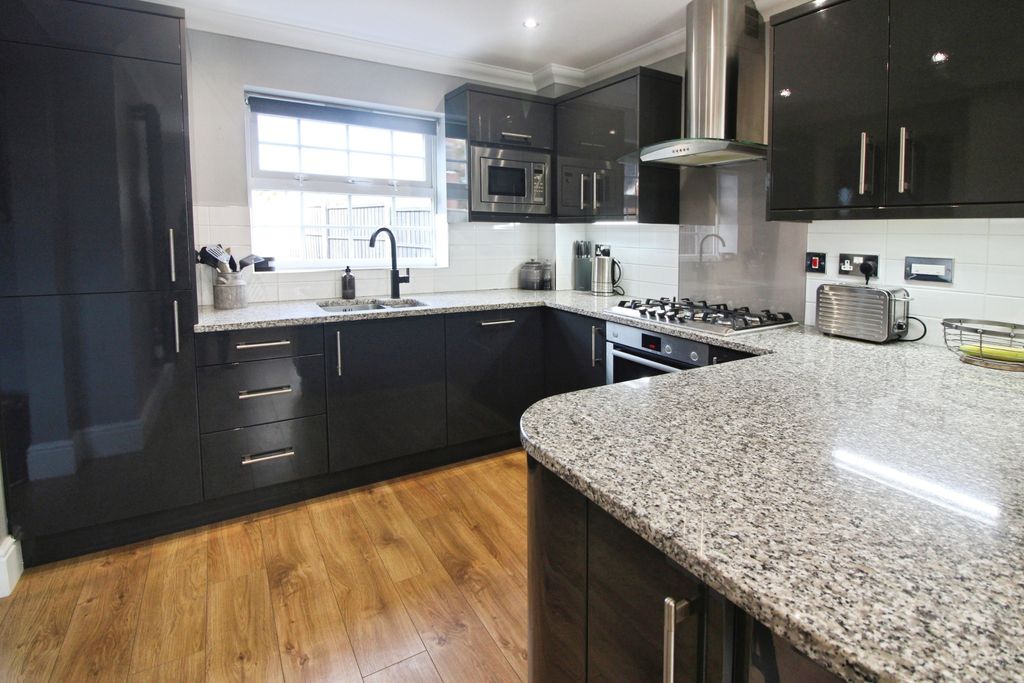 Property photo 3 of 19 Kitchen