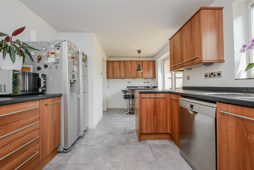 Property photo 2 of 18 Kitchen/Breakfast Room