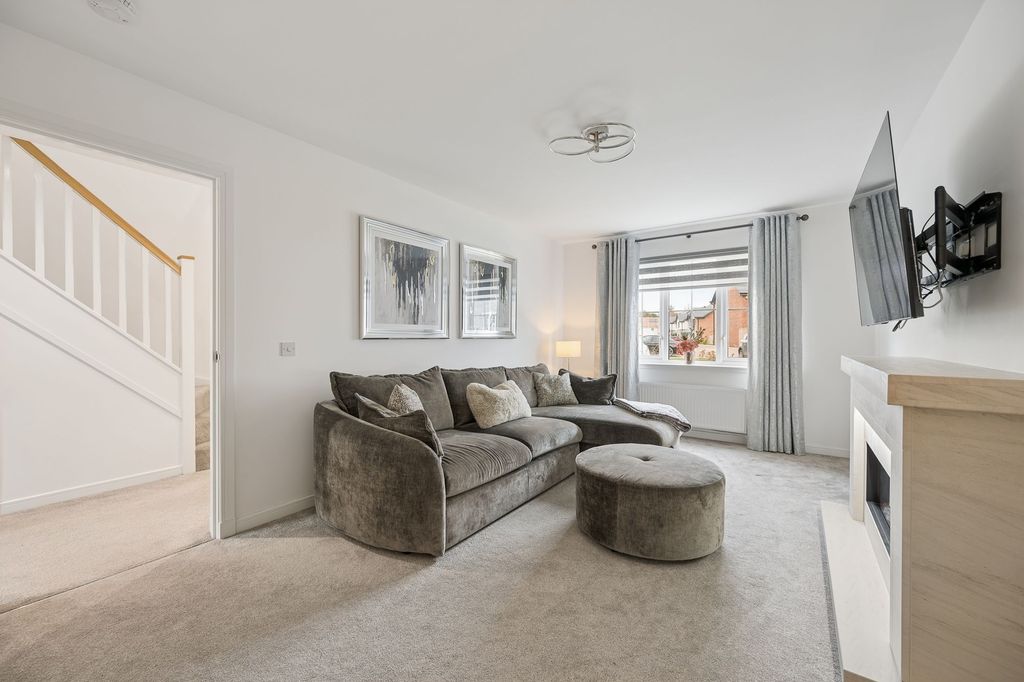 Property photo 2 of 38 Lounge