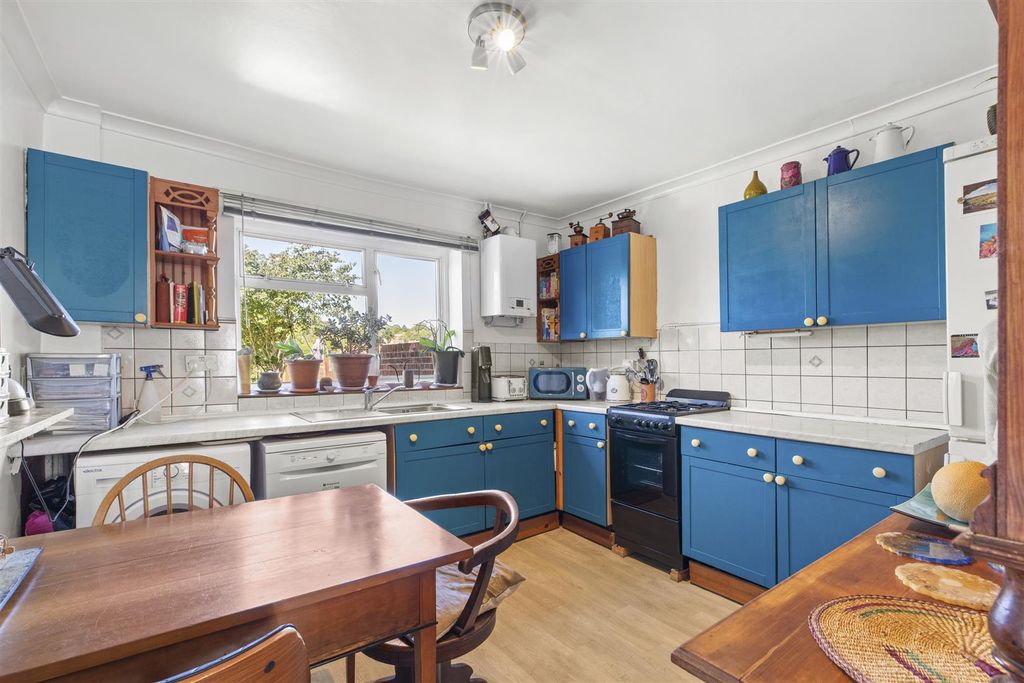 Property photo 2 of 15 22 Hillside, Hp13 7LG-7.Jpg