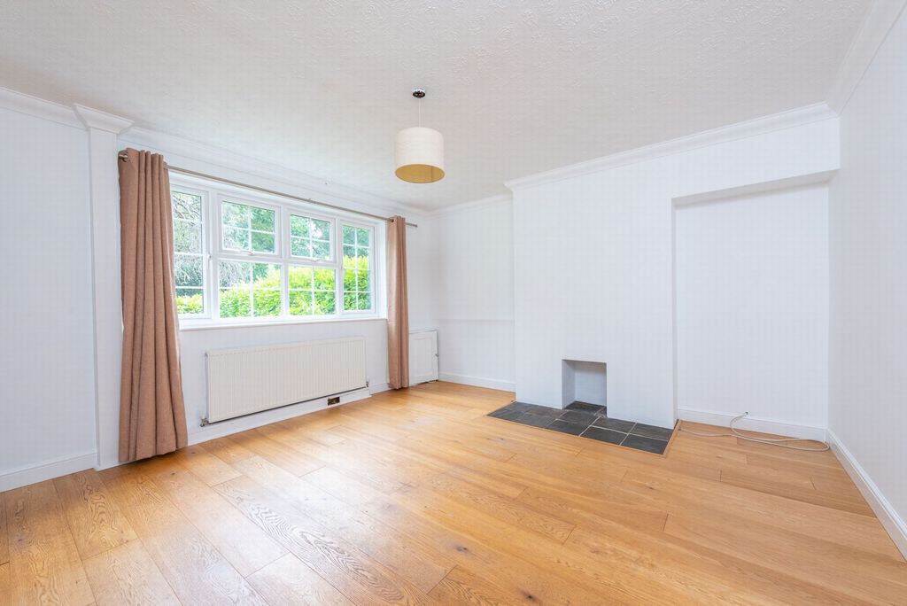 Property photo 3 of 11 Living Room