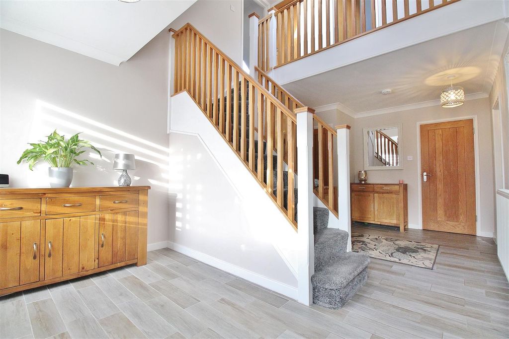 Property photo 2 of 31 Entrance Hall