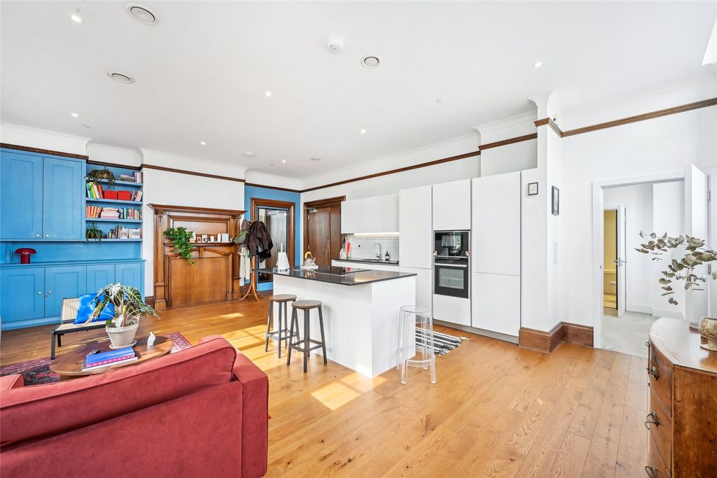 Property photo 3 of 10 Reception/Kitchen