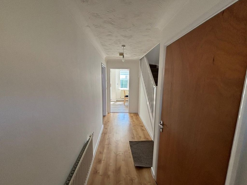 Property photo 2 of 11 Hallway