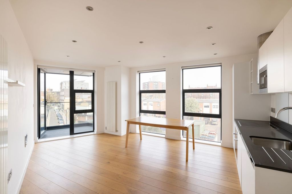 Property photo 2 of 10 Margerie Court E2