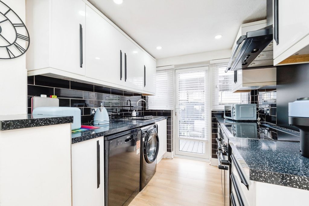 Property photo 3 of 20 Pbox-Img.Jpg