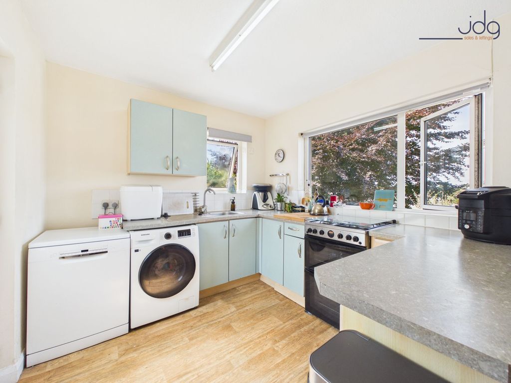 Property photo 3 of 12 Kitchen