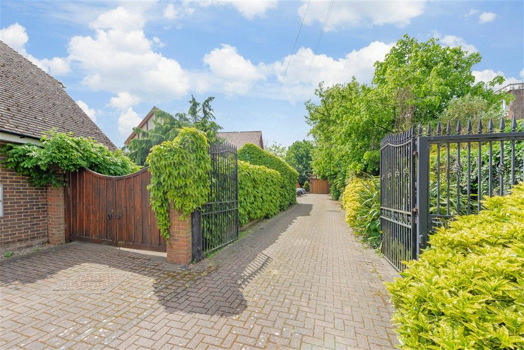 Property photo 2 of 16 Driveway/Parking