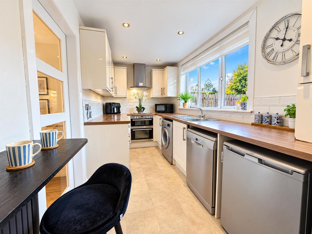 Property photo 3 of 10 Kitchen