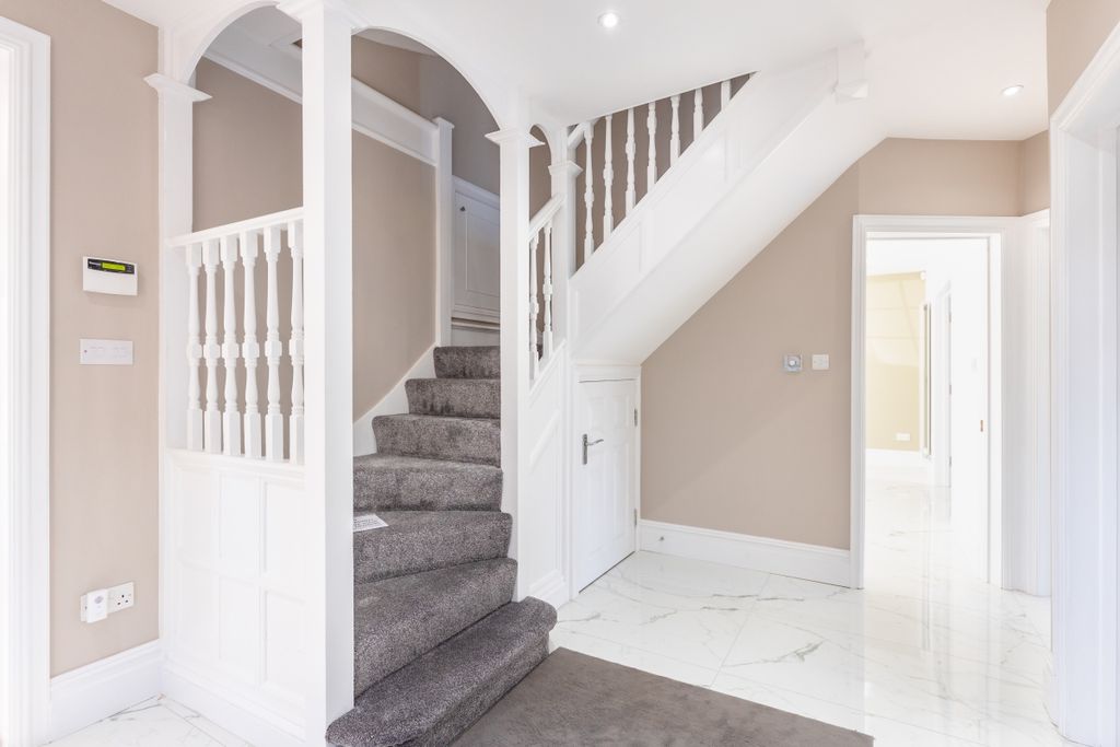 Property photo 2 of 34 4 Bulstrode Way -...